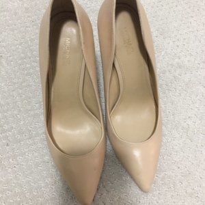MICHAEL KORS Nude pump in size 7